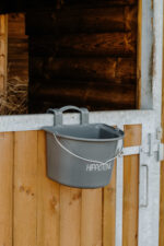 HIPPOTONIC feed bucket with hook and handle