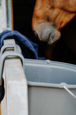 HIPPOTONIC feed bucket with hook and handle - Image 7